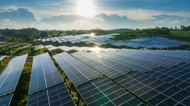 shutterstock_2490979099_solar-panels_sun-shining_5272x3948_cropped-800x450_SQ